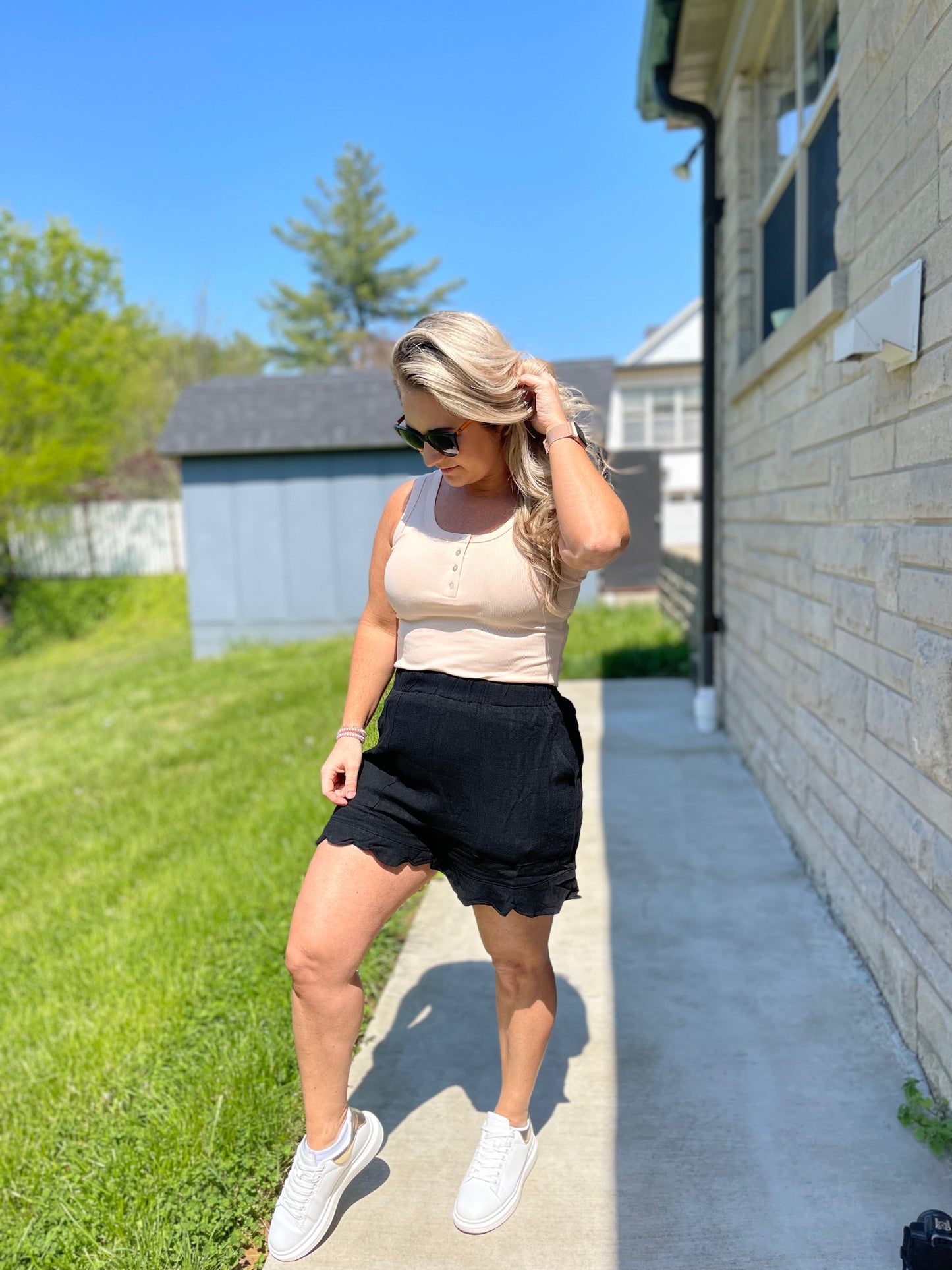 ON THE GO ELASTIC SCALLOP LINEN SHORTS