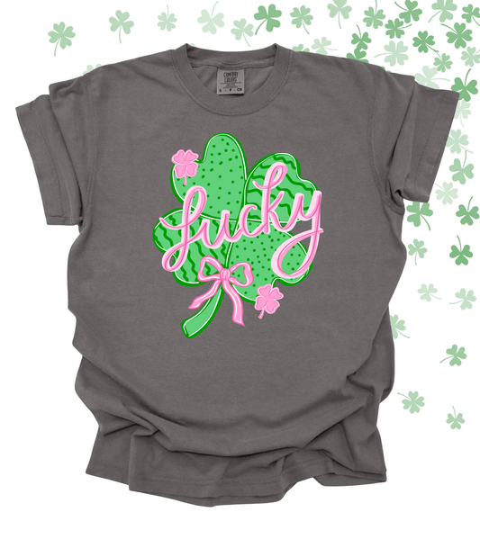 PRETTY IN PINK LUCKY - TEE/CREW