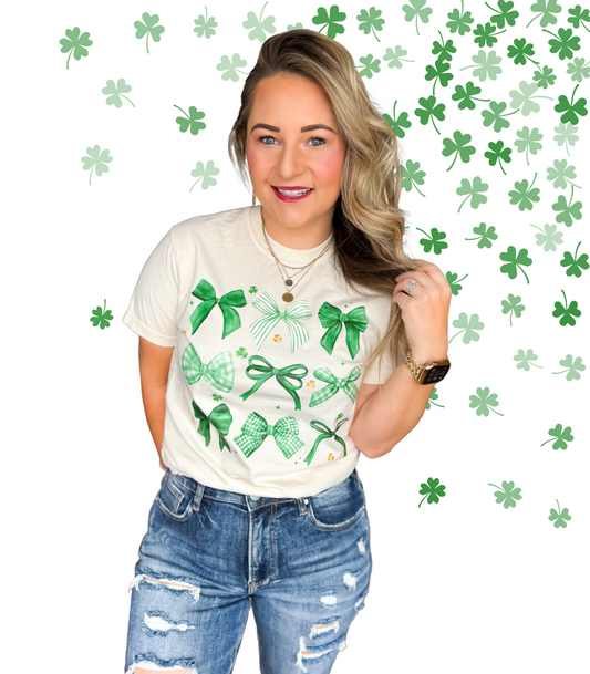 A LITTLE LUCK BOW COLLAGE TEE/CREW